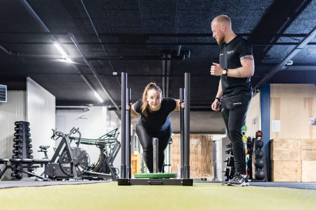 Sportschool Nijmegen-Noord: trainer begeleidt een sporter bij Formupgrade