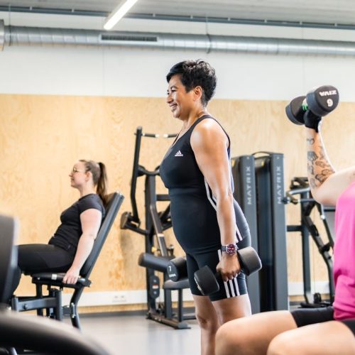 Trainster begeleidt twee sporters tijdens fitness in Arnhem bij Formupgrade