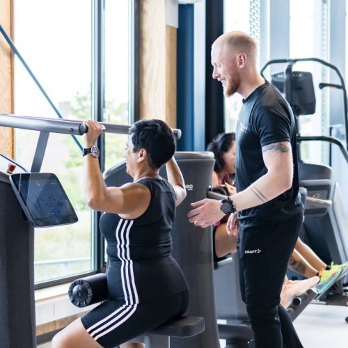 Personal training in Arnhem: trainer begeleidt een sporter bij Formupgrade